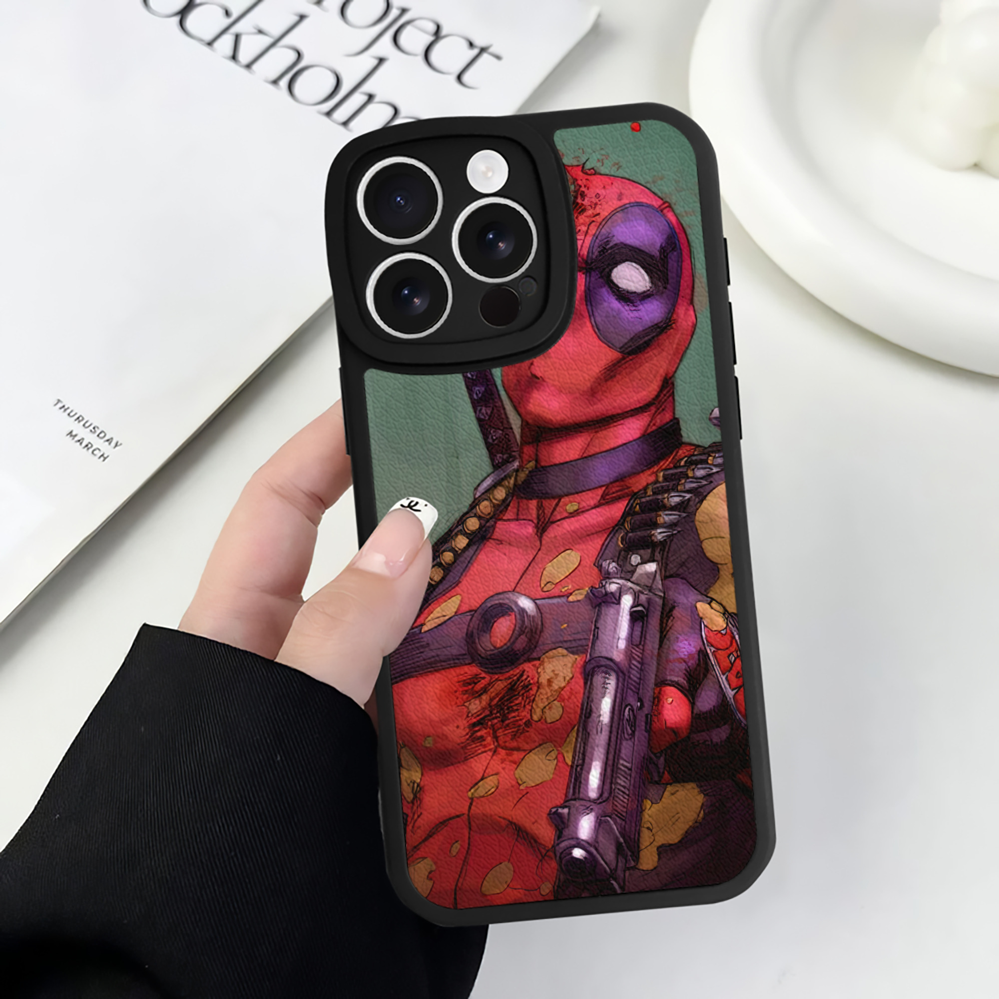 （画像用） Deadpool デッドプール 【iPhone 16シリーズ対応】シリコンスマホケース（レザー調） 材質：シリコン